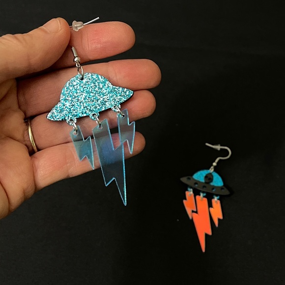 Alien in UFO with Lightning Dangles - Picture 6 of 10